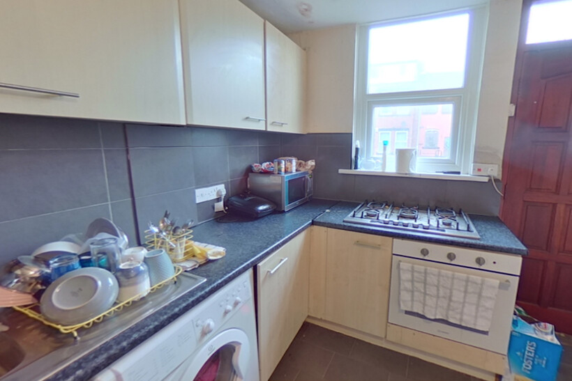 17 Brudenell Avenue, Hyde Park, Leeds... 6 bed terraced house to rent - £3,250 pcm (£750 pw)