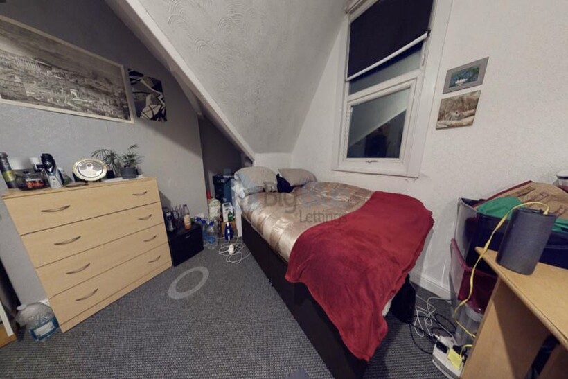 11a The Crescent, Hyde Park, Leeds LS6 6 bed property to rent - £3,120 pcm (£720 pw)