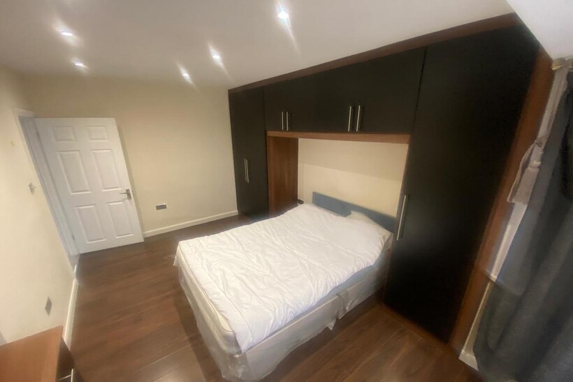 Byron Road, Wembley HA0 4 bed detached house to rent - £2,850 pcm (£658 pw)