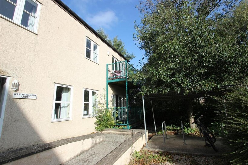 Jean Marguerite Court 3 bed flat to rent - £2,850 pcm (£658 pw)