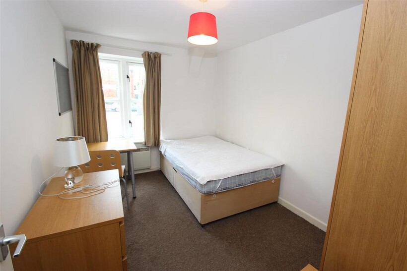 Jean Marguerite Court 3 bed flat to rent - £2,850 pcm (£658 pw)