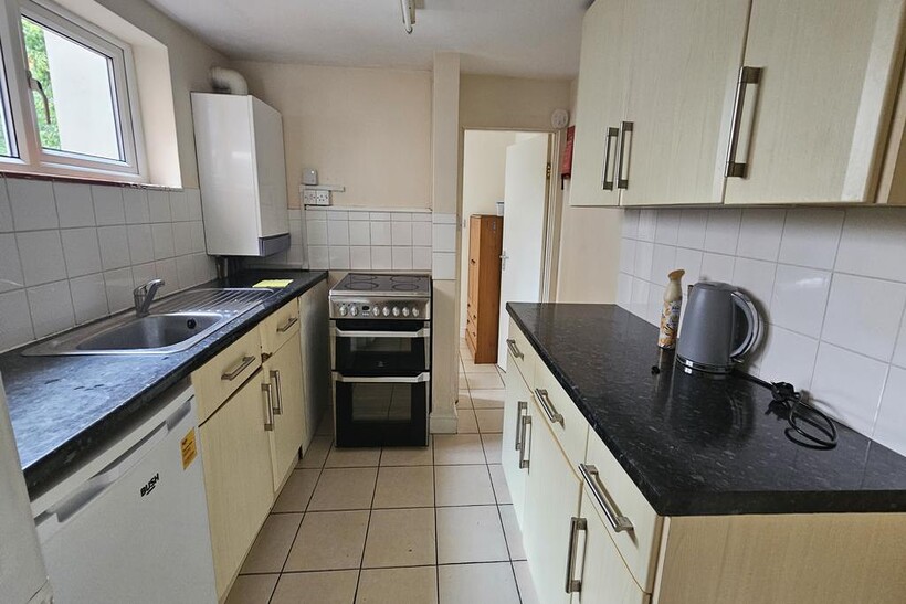 Blenheim Road, Reading RG1 4 bed terraced house to rent - £2,400 pcm (£554 pw)