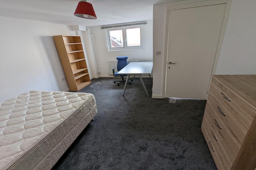 Carnarvon Road, Reading RG1 4 bed ground floor flat to rent - £2,200 pcm (£508 pw)