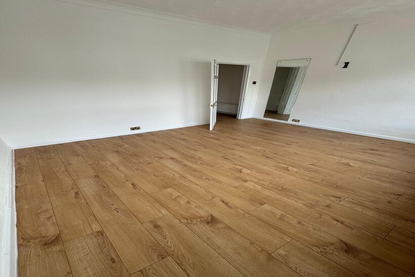 Manilla Road, Southend-on-Sea SS1 3 bed terraced house to rent - £1,700 pcm (£392 pw)