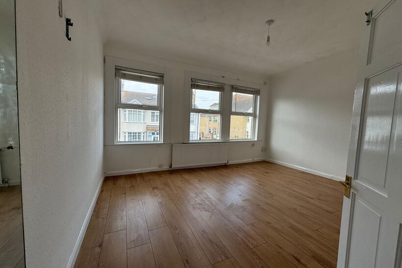 Manilla Road, Southend-on-Sea SS1 3 bed terraced house to rent - £1,700 pcm (£392 pw)