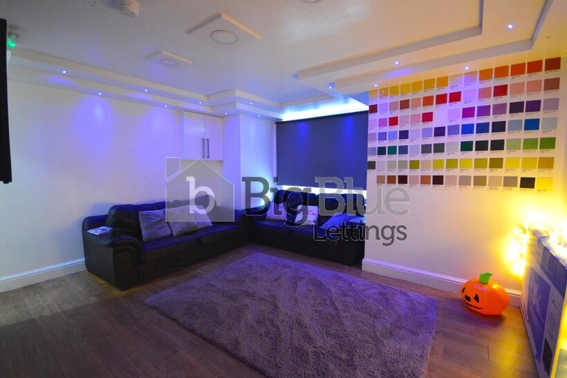 48 Brudenell Mount, Hyde Park, Leeds LS6 6 bed terraced house to rent - £3,250 pcm (£750 pw)