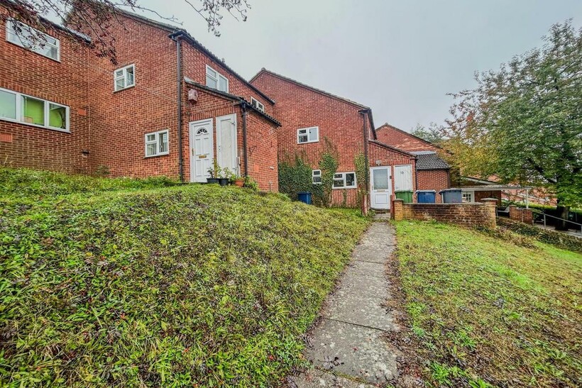 4 Bedroom House To Let - HP13 4 bed terraced house to rent - £2,075 pcm (£479 pw)