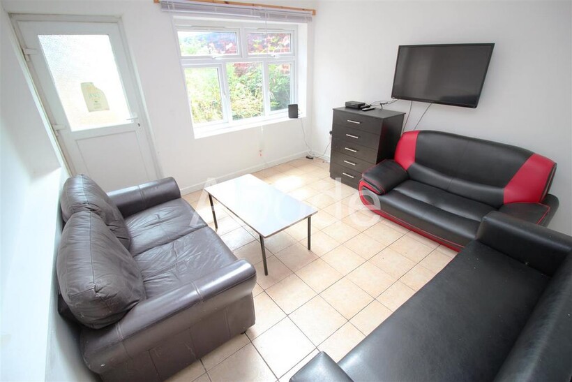 Kensington Terrace, Hyde Park, Leeds 9 bed house to rent - £5,070 pcm (£1,170 pw)