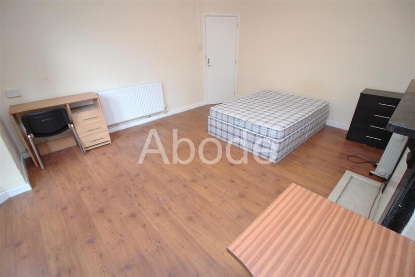 Kensington Terrace, Hyde Park, Leeds 9 bed house to rent - £5,070 pcm (£1,170 pw)