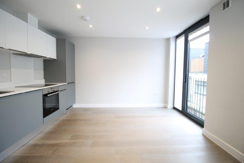 Field End Road, Ruislip HA4 2 bed apartment to rent - £1,650 pcm (£381 pw)