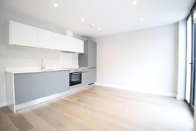 Field End Road, Ruislip HA4 2 bed apartment to rent - £1,650 pcm (£381 pw)