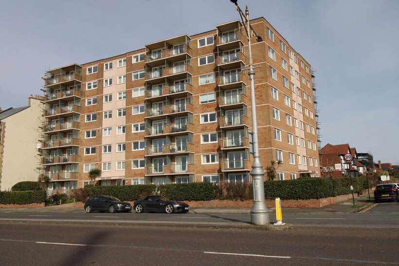 Kingsway, Hove BN3 2 bed flat to rent - £1,695 pcm (£391 pw)