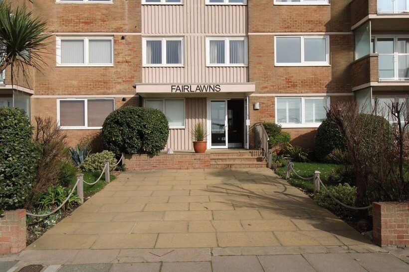 Kingsway, Hove BN3 2 bed flat to rent - £1,695 pcm (£391 pw)
