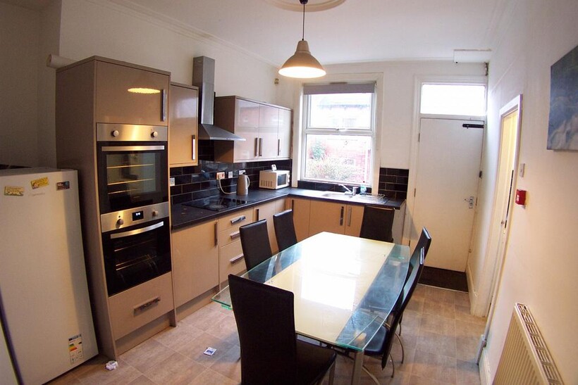 Walmsley Road, Leeds 5 bed house to rent - £607 pcm (£140 pw)