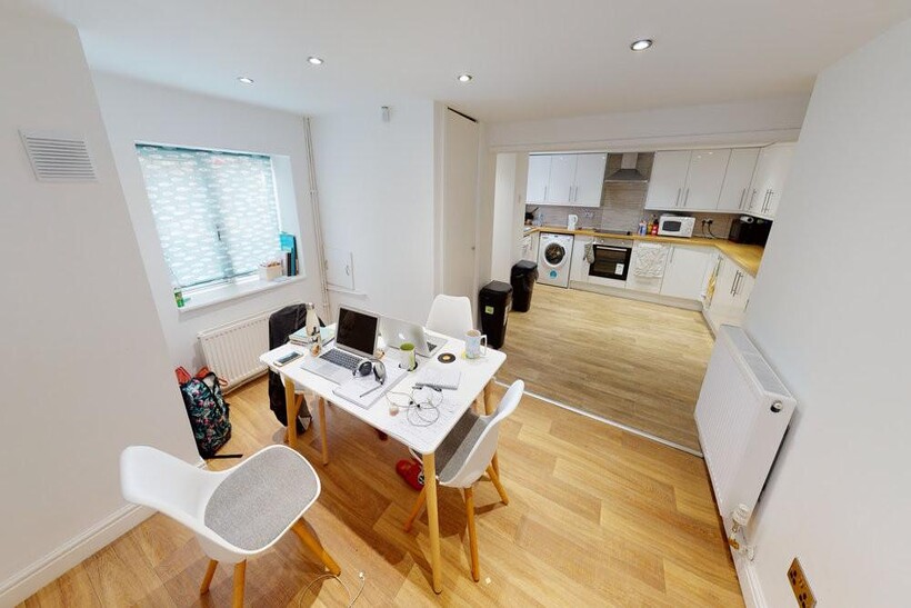 Trelawn Avenue, Leeds 4 bed house to rent - £663 pcm (£153 pw)