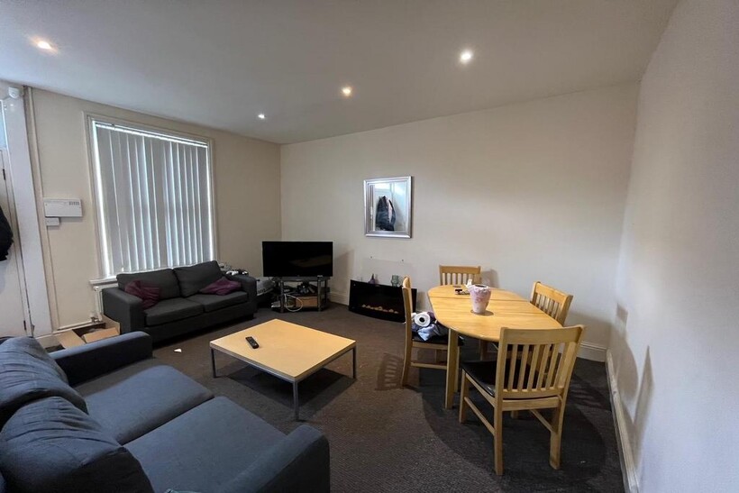 Royal Park Mount, Leeds 4 bed house to rent - £663 pcm (£153 pw)