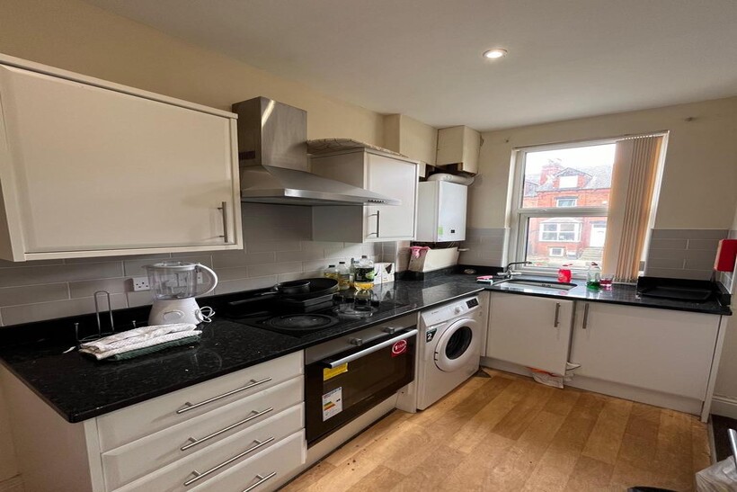 Royal Park Mount, Leeds 4 bed house to rent - £663 pcm (£153 pw)