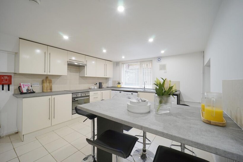 Delph Mount, Leeds 6 bed house to rent - £637 pcm (£147 pw)