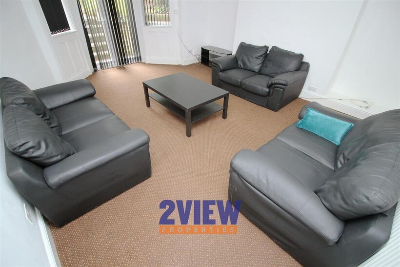 Ash Grove, Hyde Park, Leeds 7 bed house to rent - £4,931 pcm (£1,138 pw)