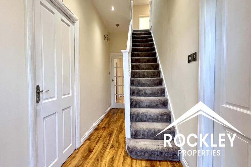Woodford Avenue, Gants Hill, Ilford  IG2 5 bed terraced house to rent - £3,600 pcm (£831 pw)