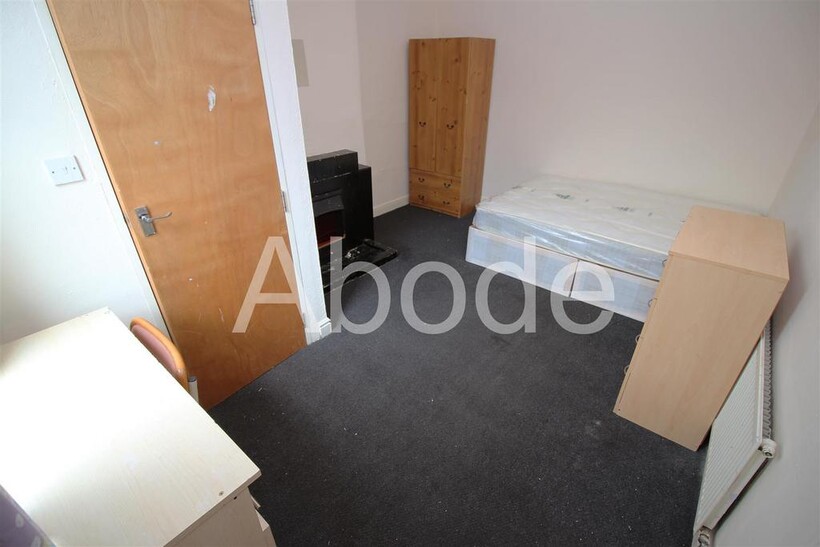 Royal Park Avenue, Hyde Park, Leeds 6 bed house to rent - £2,522 pcm (£582 pw)