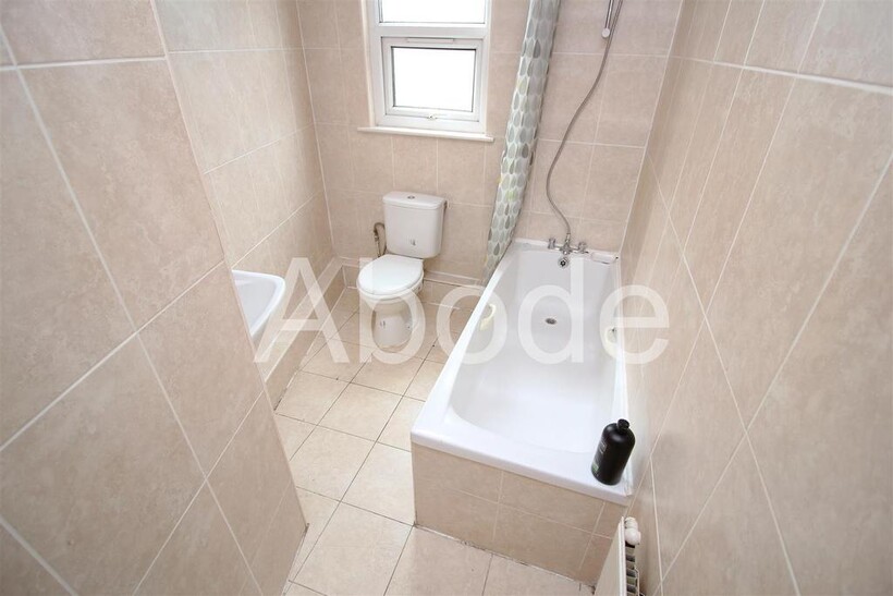 Royal Park Avenue, Hyde Park, Leeds 6 bed house to rent - £2,522 pcm (£582 pw)