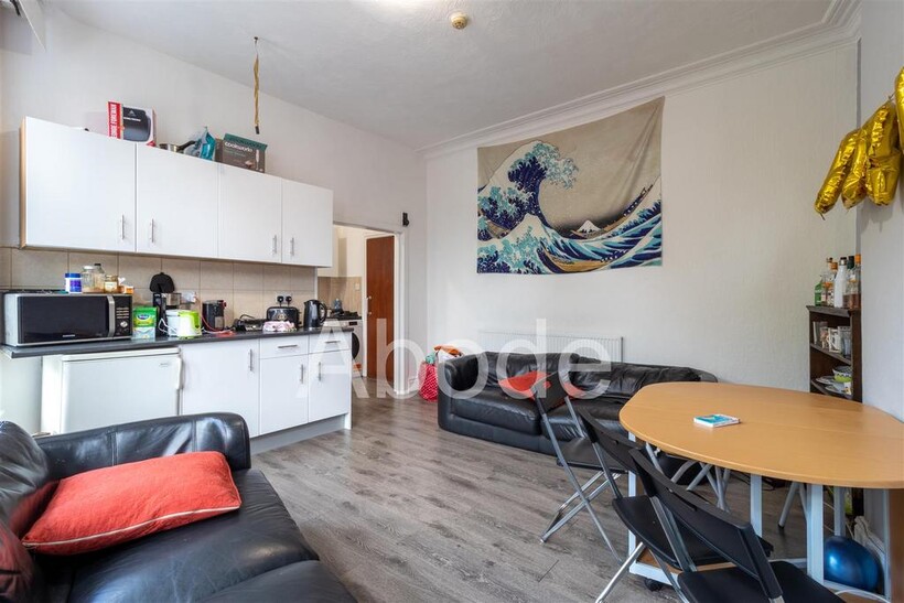 The Crescent, Hyde Park, Leeds 6 bed flat to rent - £2,730 pcm (£630 pw)