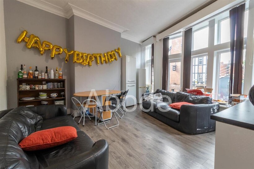 The Crescent, Hyde Park, Leeds 6 bed flat to rent - £3,640 pcm (£840 pw)