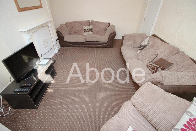Chestnut Avenue, Hyde Park, Leeds 6 bed house to rent - £3,510 pcm (£810 pw)