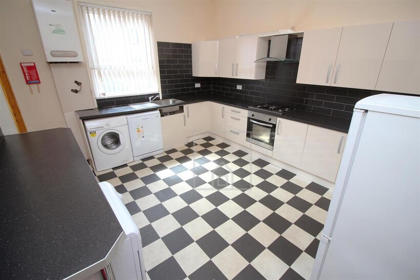 Woodsley Road, Hyde Park, Leeds 5 bed house to rent - £2,773 pcm (£640 pw)