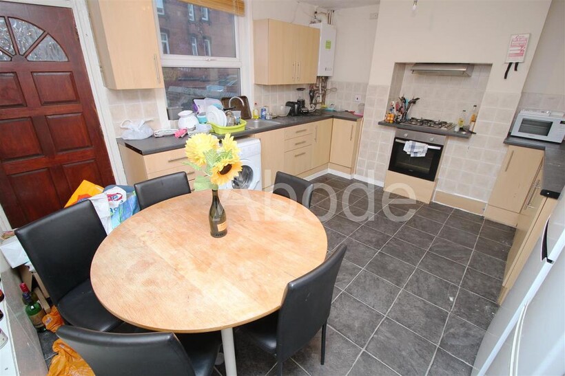 Royal Park Avenue, Hyde Park, Leeds 5 bed house to rent - £3,098 pcm (£715 pw)