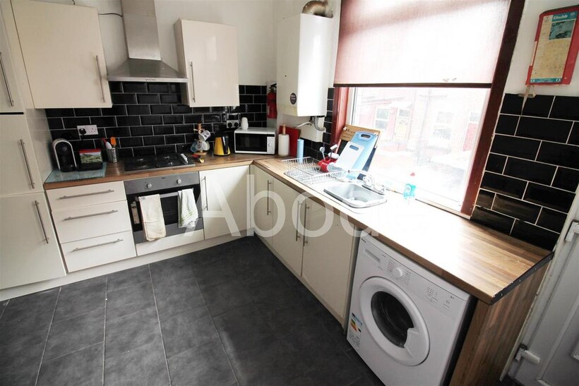 Harold Grove, Hyde Park, Leeds 4 bed house to rent - £1,993 pcm (£460 pw)