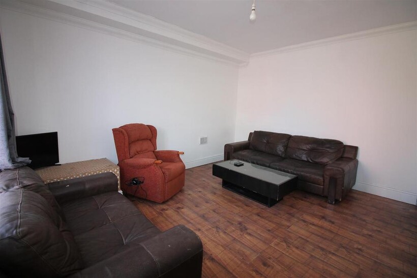 Queens Road, Hyde Park, Leeds 4 bed house to rent - £1,560 pcm (£360 pw)