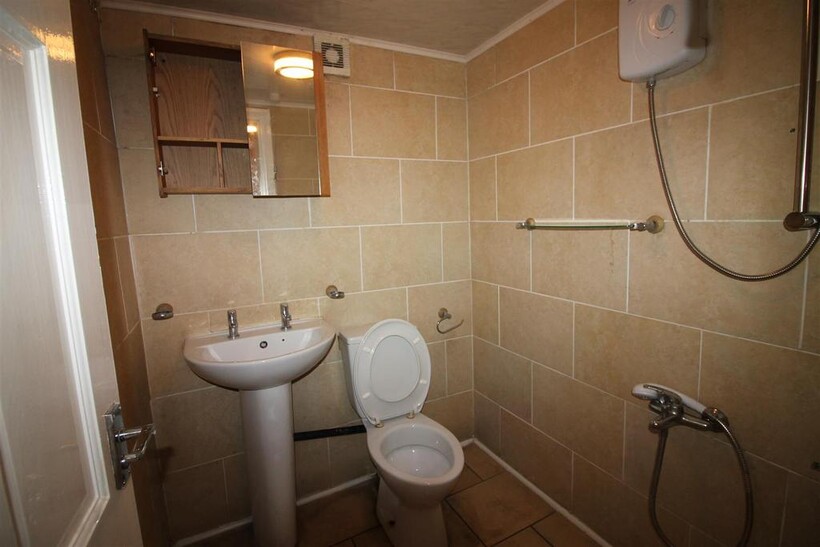 Queens Road, Hyde Park, Leeds 4 bed house to rent - £1,560 pcm (£360 pw)