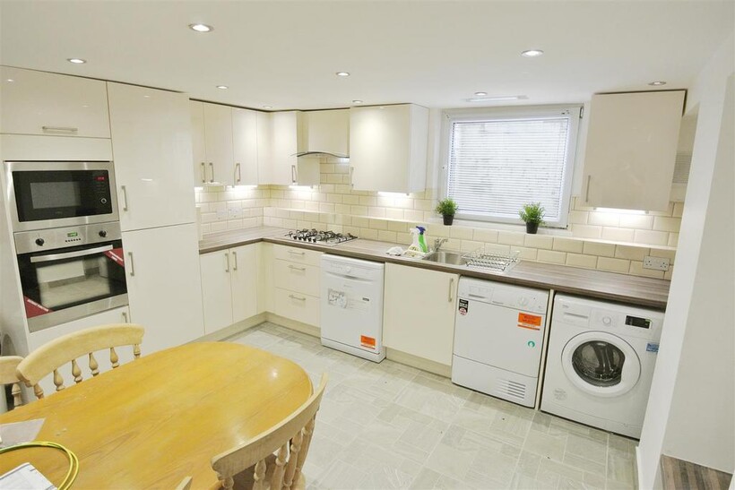 Wetherby Grove, Burley, Leeds 5 bed house to rent - £2,981 pcm (£688 pw)