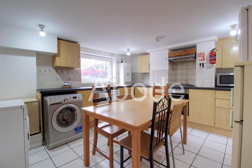 Spring Grove Walk, Hyde Park, Leeds 5 bed house to rent - £2,765 pcm (£638 pw)