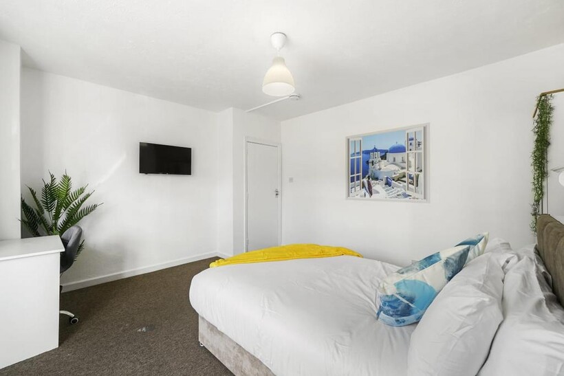 Western Avenue, London W3 1 bed in a house share to rent - £895 pcm (£207 pw)