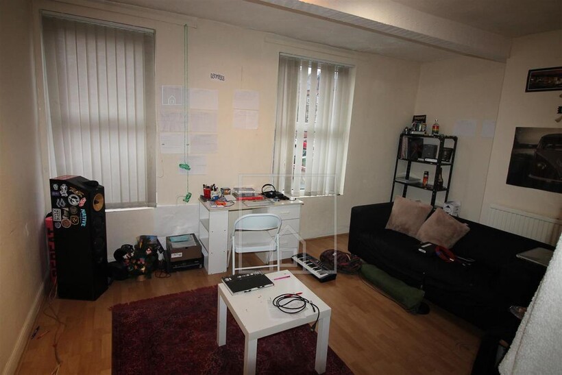 Brudenell Grove, Hyde Park, Leeds 2 bed flat to rent - £1,343 pcm (£310 pw)