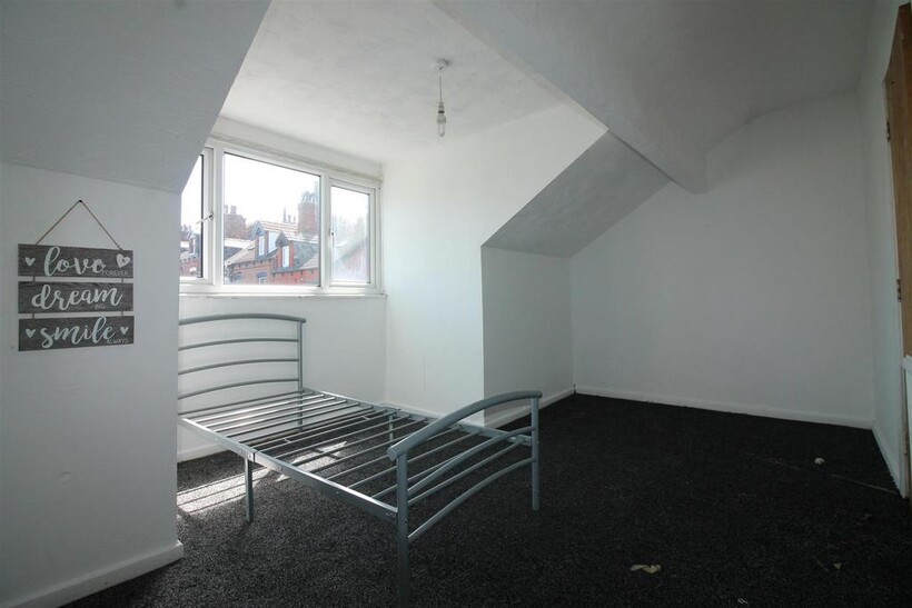 Brudenell Grove, Hyde Park, Leeds 2 bed flat to rent - £1,343 pcm (£310 pw)