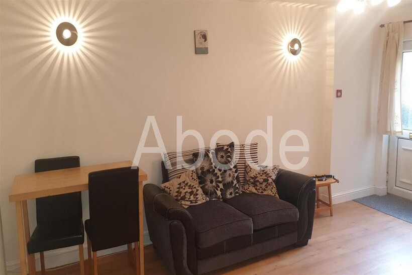 Royal Park Terrace, Hyde Park, Leeds 1 bed flat to rent - £1,040 pcm (£240 pw)