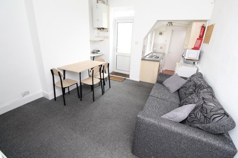 Beeston Road, Nottingham NG7 5 bed terraced house to rent - £2,166 pcm (£500 pw)