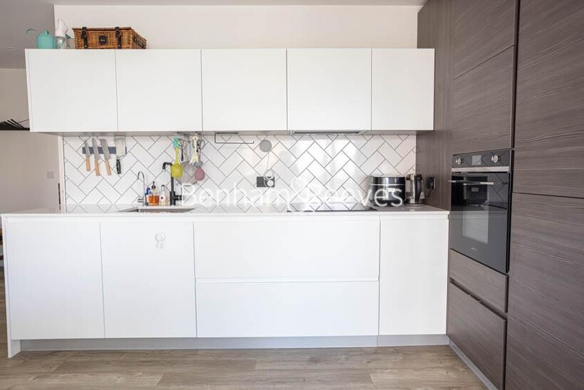 Anderson Road,  Kidbrooke SE3 2 bed apartment to rent - £2,300 pcm (£531 pw)