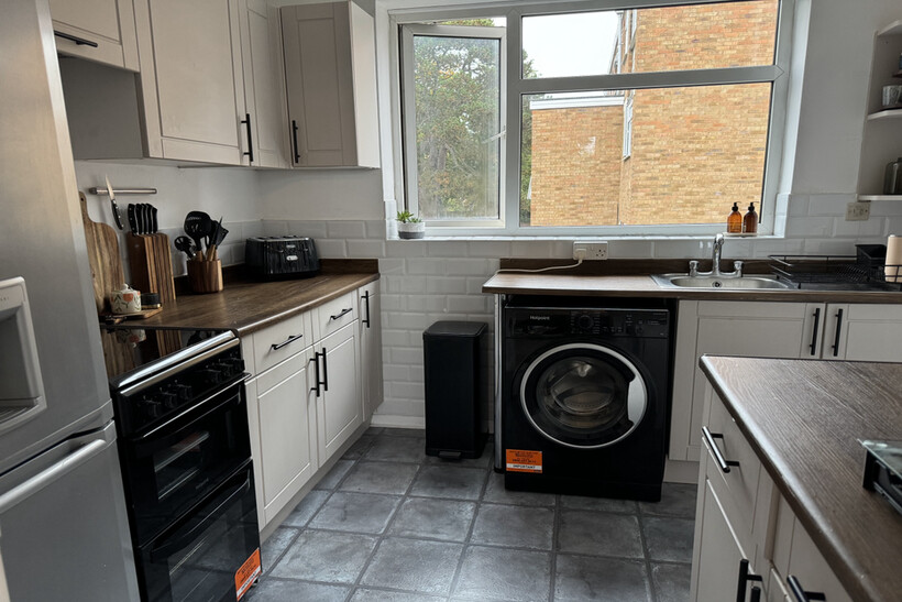 Constitution Hill, Woking GU22 2 bed apartment to rent - £1,550 pcm (£358 pw)