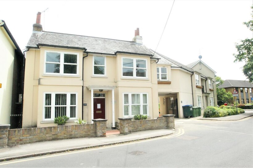 Pleasant Place, Hersham KT12 2 bed flat to rent - £1,395 pcm (£322 pw)