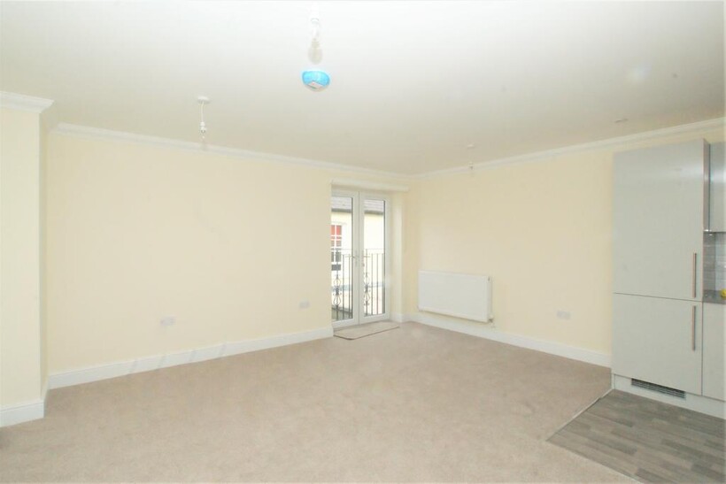 Pleasant Place, Hersham KT12 2 bed flat to rent - £1,395 pcm (£322 pw)