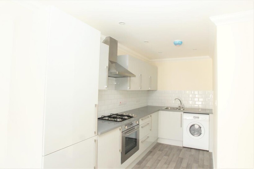 Pleasant Place, Hersham KT12 2 bed flat to rent - £1,395 pcm (£322 pw)