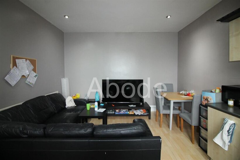 Flat 2 - 3a Victoria Terrace, Hyde... 3 bed flat to rent - £1,781 pcm (£411 pw)