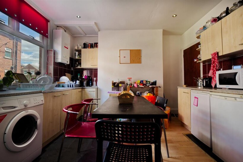 Manor Drive, Hyde Park, Leeds 4 bed house to rent - £2,860 pcm (£660 pw)