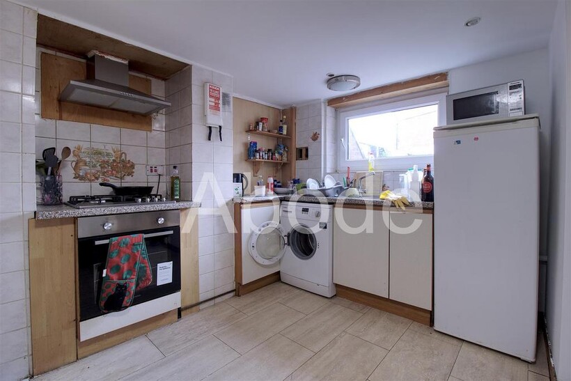 Royal Park Avenue, Hyde Park, Leeds 5 bed house to rent - £2,470 pcm (£570 pw)