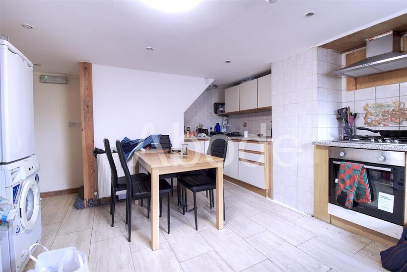Royal Park Avenue, Hyde Park, Leeds 5 bed house to rent - £2,470 pcm (£570 pw)